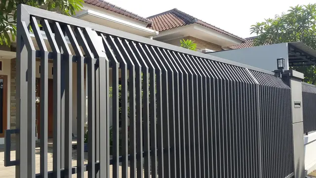 Desain Pagar Anti Panjat yang Tetap Elegan Tanpa Terlihat Seperti Benteng Model Bagian Atas Miring