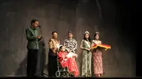 Presiden Joko Widodo memberikan penghargaan kepada Waljinah, legenda hidup musik keroncong yang telah mengabdikan hidupnya demi eksistensi musik asli Indonesia ini. (Foto:Liputan6.com/ Ahmad Ibo)