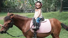 Sejak umur 3 tahun, Ruben Onsu sudah membelikan Thalia seekor kuda poni loh. Thalia terlihat lucu dan menggemaskan ya saat berada di atas kuda. (Liputan6.com/IG/@thaliaputrionsu)
