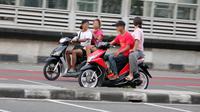 Pengendara sepeda motor tanpa helm juga menjadi sasaran Operasi Keselamatan 2023 (Otosia.com/Nazar Ray)