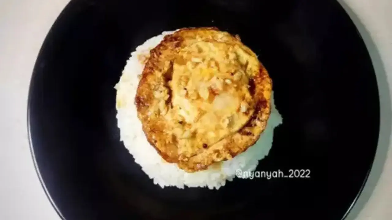 Resep nasi telur ceplok bawang putih. (dok. Cookpad @Mama_Diinar99)