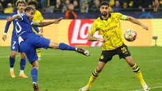 Penyerang Atletico Madrid #10 Angel Correa (kiri) mencetak gol melewati gelandang Borussia Dortmund #23 Emre Can pada leg kedua perempat final Liga Champions 2023/2024 di Signal Iduna Park, Rabu (17/4/2024) dini hari WIB. (Odd ANDERSEN / AFP)