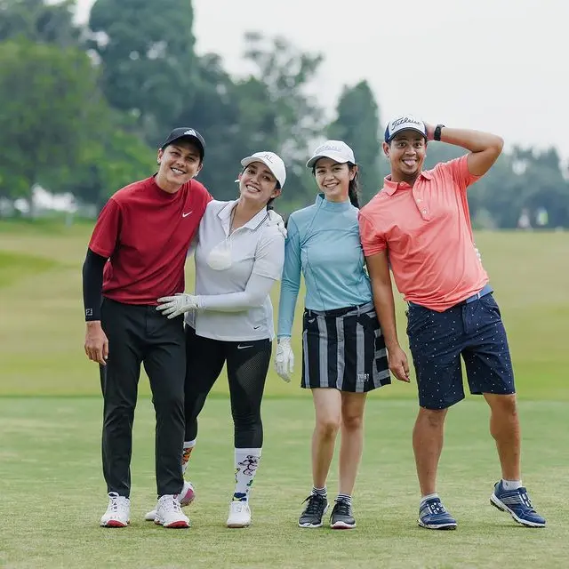 7 Momen Andhika Pratama dan Ussy Sulistiawaty yang Kini Hobi Main Golf