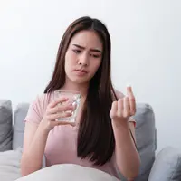 ilustrasi perempuan sakit/ KlingSup/Shutterstock