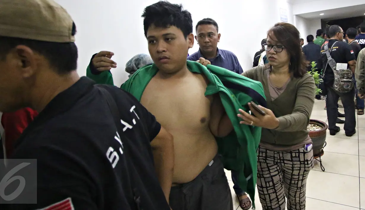 Salah satu anak dibebaskan usai dijemput orangtuanya di Polda Metro Jaya, Jakarta, Minggu (18/10). Polisi mengamankan ratusan remaja yang berbuat onar menjelang laga final Piala Presiden di GBK. (Liputan6.com/Immanuel Antonius)