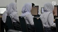 Sejumlah siswa kelas XII mengerjakan soal Bahasa Indonesia saat mengikuti Ujian Nasional Berbasis Komputer (UNBK) di SMKN 50 Jakarta, Senin (25/3). Kemendikbud mengatur UNBK tingkat SMK dilaksanakan serentak dalam empat hari mulai 25 sampai 28 Maret 2019. (merdeka.com/Iqbal S. Nugroho)