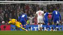 Pemain Inggris Harry Kane (kedua kanan) mencetak gol ke gawang Swiss dari titik penalti pada pertandingan uji coba di Stadion Wembley, London, Inggris, 26 Maret 2022. Inggris menang 2-1. (AP Photo/Alastair Grant)