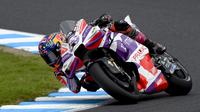 Pembalap Prima Pramac Racing asal Spanyol, Jorge Martin mengendarai sepeda motornya saat sesi latihan bebas MotoGP Jepang di Mobility Resort Motegi, Motegi, Prefektur Tochigi, Jepang, Sabtu (30/9/2023). Jorge Martin terus menunjukkan penampilan gemilang dalam MotoGP Jepang. (Toshifumi KITAMURA/AFP)