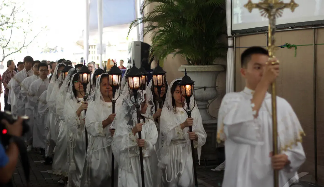 Iring-iringan pendamping Pastor bersiap memasuki area Gereja Katedral, Jakarta, Kamis (25/12/2014). (Liputan6.com/Faizal Fanani)