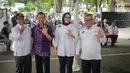 Ketua KPU Arief Budiman (kanan) bersama Komisioner KPU menunjukkan jari bertinta usai mencoblos dalam simulasi pemungutan dan penghitungan suara Pemilu 2019 di halaman Gedung KPU, Jakarta, Selasa (12/3). (Liputan6.com/Faizal Fanani)