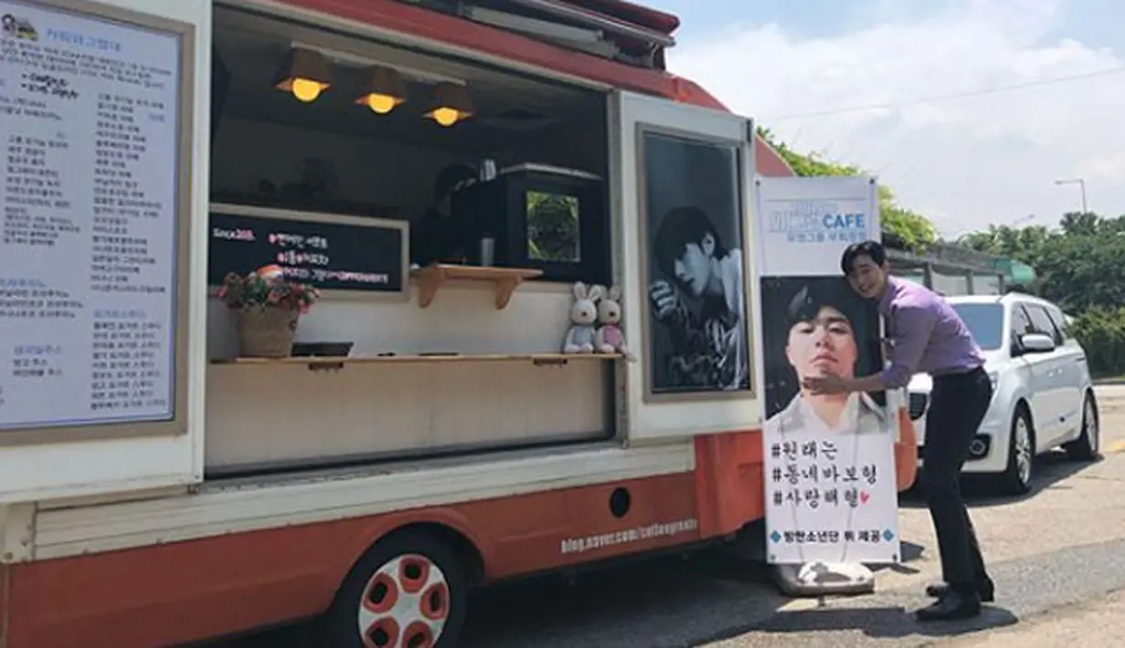 Akan tetapi coffee truck yang dikirimkan cowok bernama asli Kim Taehyung itu tergolong unik. Biasanya coffee truck dihiasi dengan banner yang dipenuhi dengan kata-kata semangat. (Foto: instagram.com/bn_sj2013)