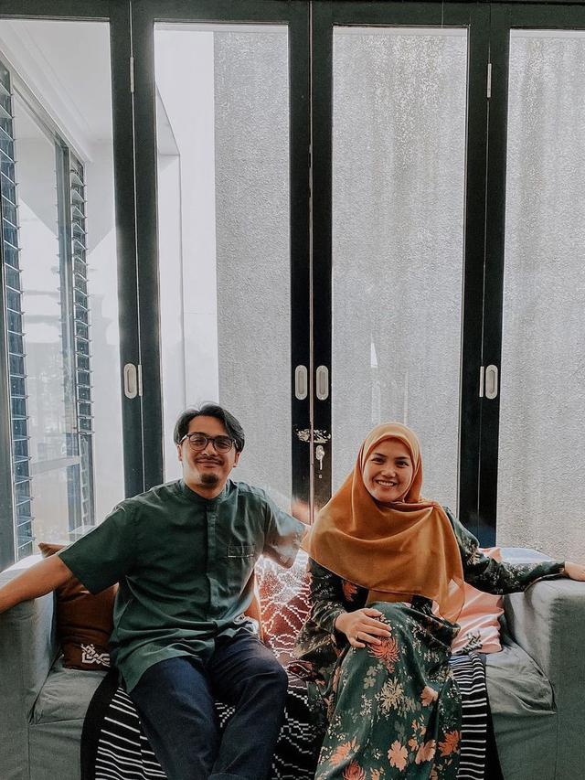 7 Potret Ricky Harun dan Herfiza Tampil dengan Baju Couple, Serasi Banget