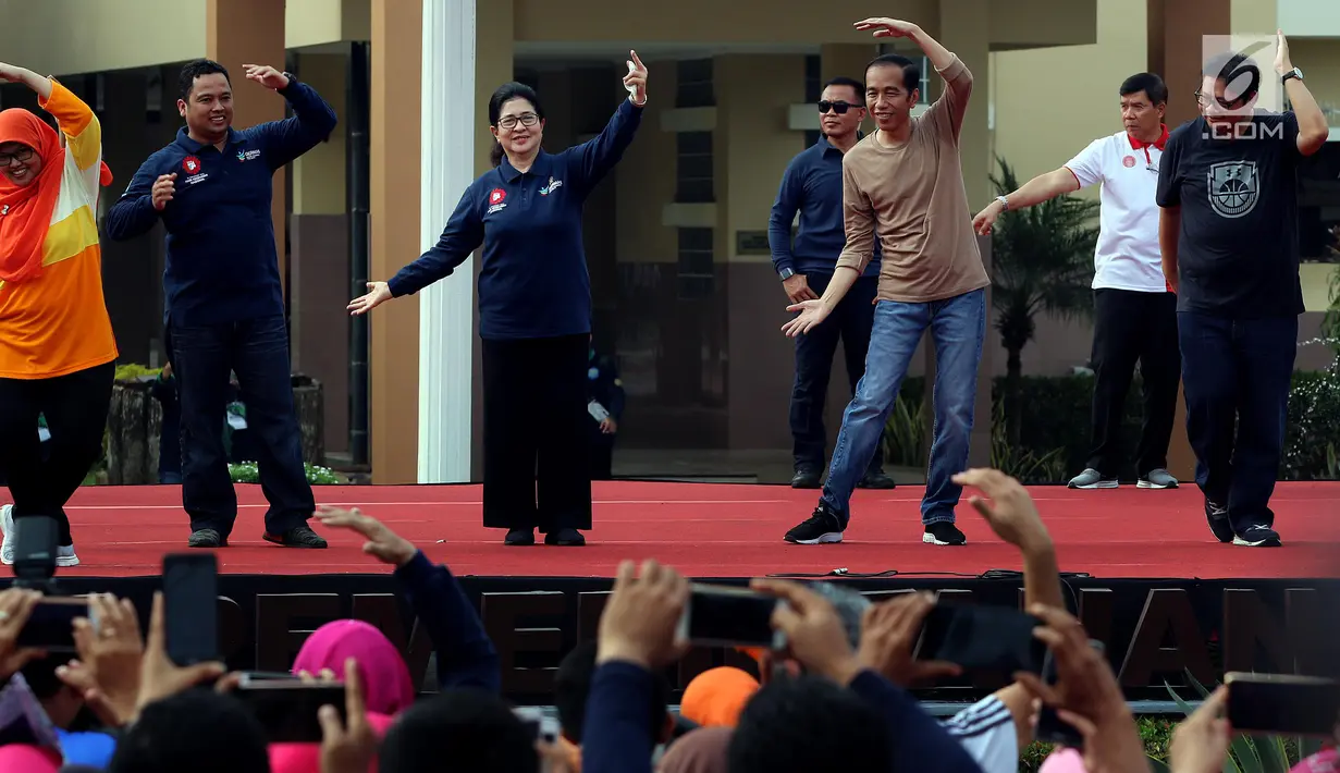 Presiden Joko Widodo (Jokowi) ditemani Menteri Kesehatan Nila F Moeloek ikut melakukan senam bersama di depan Kantor Wali Kota Tangerang, Minggu (4/11). Kegiatan tersebut dalam rangka perayaan Hari Kesehatan Nasional ke-54. (Liputan6.com/Johan Tallo)
