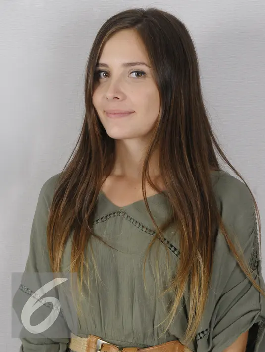 Selin Sezgin, artis Turki yang membintangi Melek ibunda Elif tak mau kalah pamer kecantikan di kantor Liputan6.com, Jakarta, Senin (24/8/2015). (Liputan6.com/Faisal R Syam)