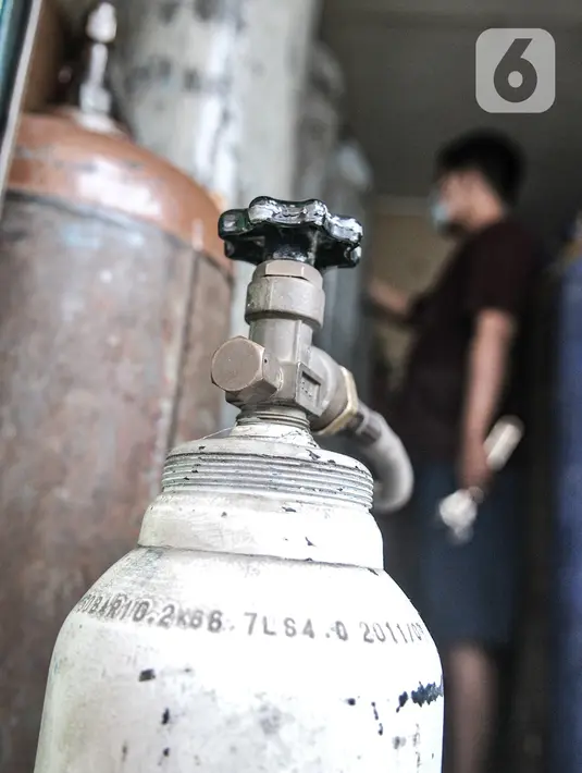 Pekerja memeriksa tabung oksigen (o2) di agen isi ulang oksigen kawasan Kalimalang, Jakarta, Rabu (27/1/2021). Dalam sehari, warga yang mengisi ulang oksigen mencapai puluhan orang dengan harga Rp25.000 per kubik. (merdeka.com/Iqbal S Nugroho)