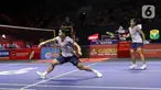 Pebulu tangkis ganda putri Indonesia, Apriyani Rahayu/Febi Setianingrum mengembalikan kok ke arah lawannya Chang Ching Hui/Yang Ching Tun (Taiwan) pada babak 32 besar Kapal Api Indonesia Open 2025 di Istora Senayan, Gelora Bung Karno, Jakarta, Selasa (3/6/2025). (Liputan6.com/Herman Zakharia)