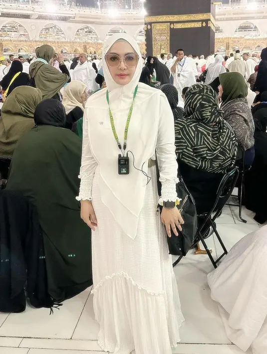 Eddies Adelia juga menghabiskan waktu libur akhir tahun dan menyambut tahun baru dengan umroh. Ia terlihat mengenakan gamis putih dengan model ruffle di bagian bawah dipadukan kerudung panjangnya. Sambil membawa tas hitam. [@eddiesadellia]
