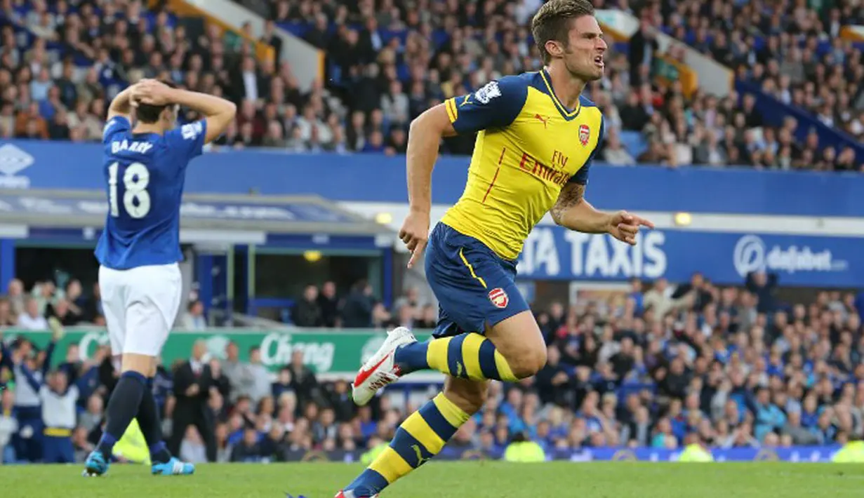 Selebrasi pemain depan Arsenal, Olivier Giroud (kanan), usai mencetak gol ke gawang Everton di Stadion Goodison Park, (24/8/2014). (AFP PHOTO/Lindsey Parnaby)