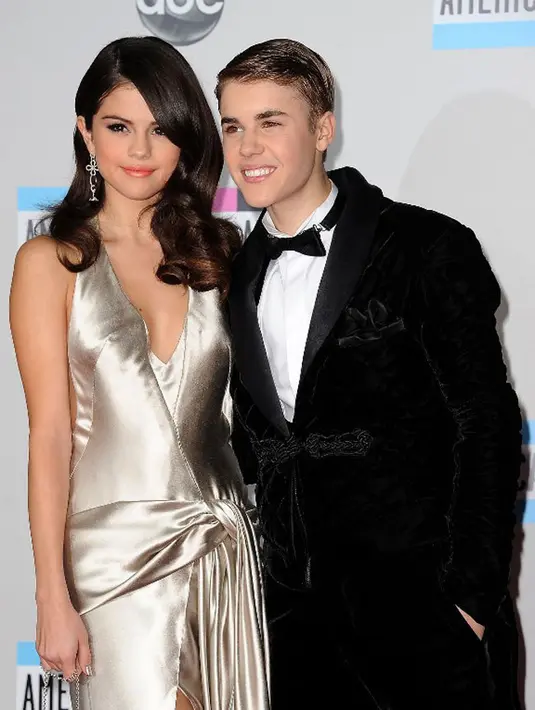 Bukan hanya itu, Selena Gomez dan Justin Bieber tak segan memamerkan keromantisan mereka. Tersiar kabar, Selena sempat menyandarkan kepalanya di bahu  Justi kala itu. (AFP/Valerie Macon)