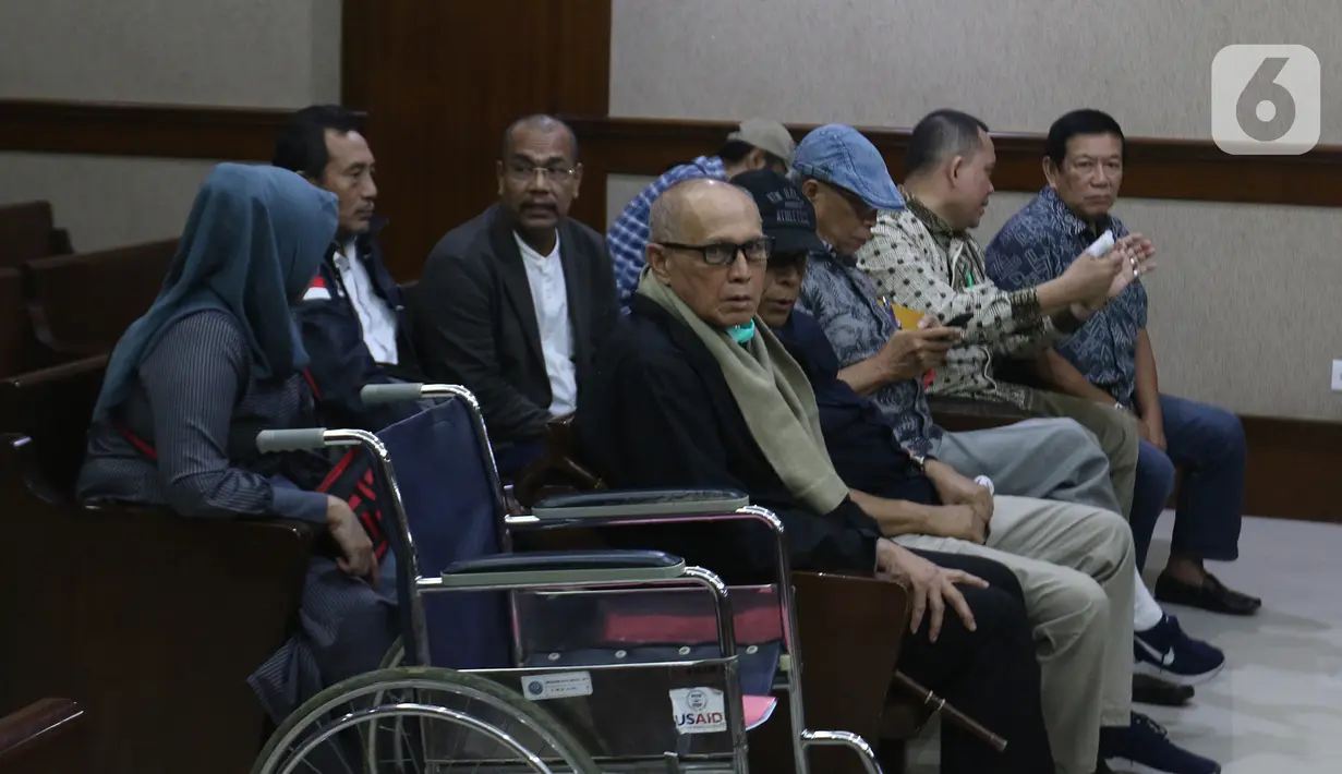 Terdakwa Kivlan Zen bersiap memberikan kesaksian dalam sidang kasus kepemilikan senjata api ilegal di Pengadilan Negeri Jakarta Pusat, Selasa (7/1/2020). Kivlan menjadi saksi untuk terdakwa Habil Marati atas kasus kepemilikan senjata api ilegal. (Liputan6.com/Herman Zakharia)