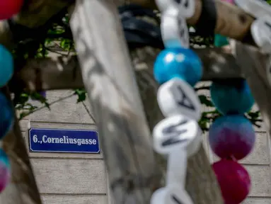 Para Swifties—penggemar Taylor Swift—memasang gelang di sebuah pohon di pusat kota Cornelusgasse, Wina, pada hari Jumat, 9 Agustus 2024. (AP Photo/Heinz-Peter Bader)