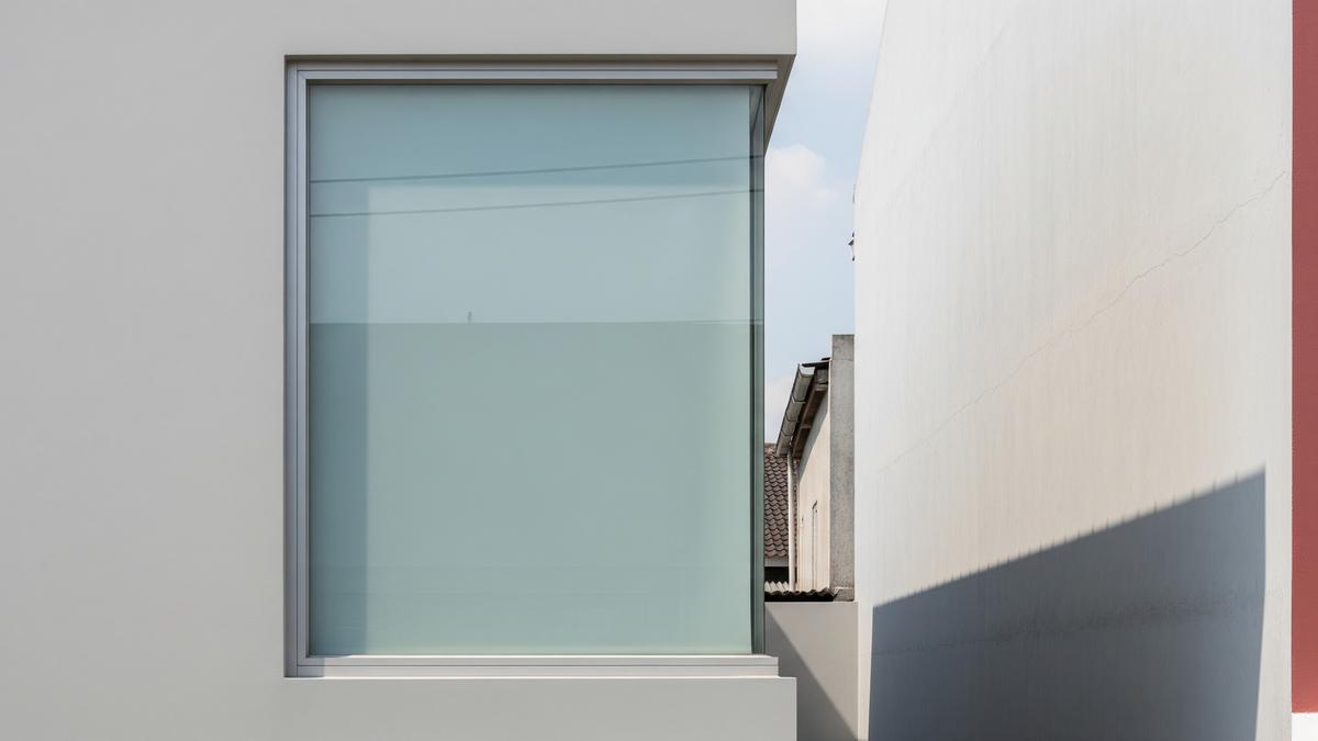 7 Inspirasi Jendela Rumah Mepet Tembok Tetangga, Cocok untuk Rumah Minimalis di Perkotaan