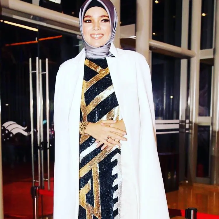 Gaya hijab Dewi Sandra. (sumber foto: @dewisandra/instagram)
