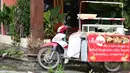 Kondisi kendaraan pedagang yang rusak akibat ledakan bom di kawasan resor Hua Hin, Thailand, Jumat (12/8). Bom pertama meledak di resor mewah Bangkok Selatan dan bom kedua meledak di lokasi yang sama yaitu di sebuah bar. (Munir Uz ZAMAN/APF/AFP)