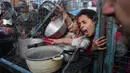 Pengungsi Palestina mengantre untuk mendapatkan makanan gratis di kamp pengungsi Jabaliya di Jalur Gaza pada Senin, 18 Maret 2024. (AP Photo/Mahmoud Essa)