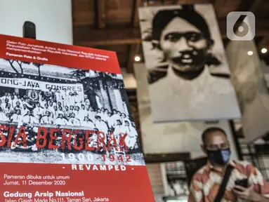 Koleksi foto arsip tentang sejarah Indonesia yang ditampilkan dalam pameran Indonesia Bergerak 1900-1942 (Revamped) di Gedung Arsip Nasional, Jakarta Selasa (15/12/2020). Pameran tersebut digelar oleh KITLV, Galeri Foto Jurnalistik Antara, ANRI, dan Perpustakaan Nasional. (merdeka.com/Iqbal Nugroho)