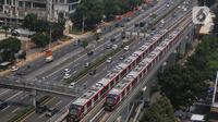 Guna mendukung pelaksanaan Pilkada Serentak pada Rabu 27 November 2024, LRT Jabodebek akan mengoperasikan pola weekend atau akhir pekan dengan 270 perjalanan. (Liputan6.com/Angga Yuniar)