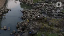 Debit air Sungai Ciliwung di Bendung Katulampa dilaporkan terus berkurang sejak Juni 2023. (Liputan6.com/Herman Zakharia)