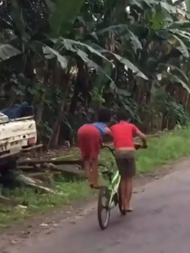 Sambil Atraksi, Ini 7 Potret Nyeleneh Orang saat Naik Sepeda Kocak