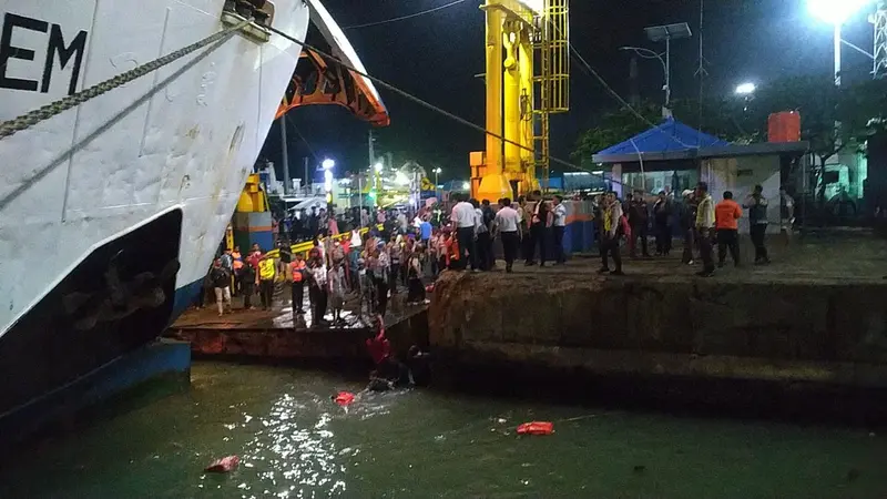 Sebuah mobil tercebur di Dermaga II Pelabuhan Merak, Kota Cilegon, Banten.