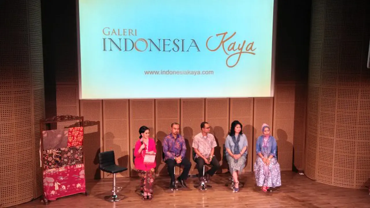 Miranti Serad Ginanjar (Kiri), Ari Juliano, Vande, Nita Kenzo, dan Yuli Astuti, pada bedah buku Miranti, "Batik Kudus, The Heritage"