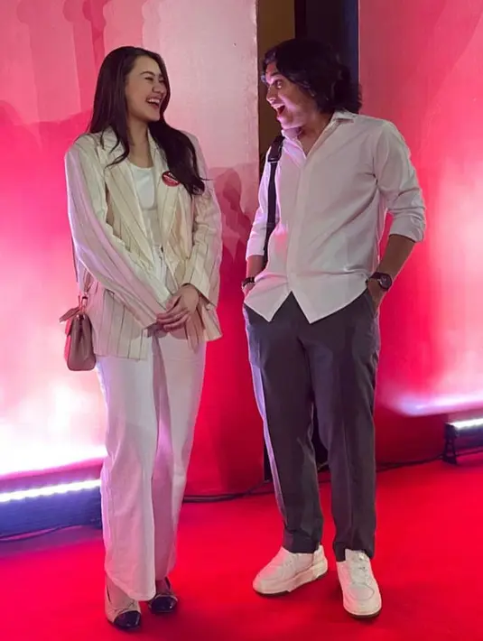 <p>Aaliyah memadukan blazer dengan inner putih yang serasi dengan celananya. Ia pun membawa sling bag coklat dan menggunakan flat shoesnya. [@aaliyah.massaid]</p>