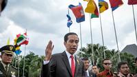 Presiden Joko Widodo memberikan keterangan pers sebelum bertolak ke Kuala Lumpur, Malaysia di Bandara Halim Perdana Kusuma, Jakarta, Minggu (26/4/2015). Kunjungan tersebut dalam rangka menghadiri KTT ASEAN ke-26. (Liputan6.com/Faizal Fanani)