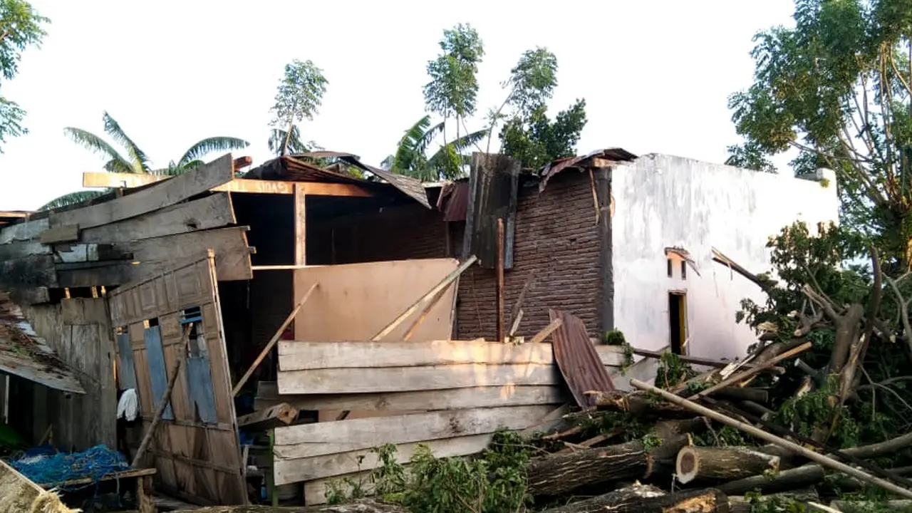 Rumah warga di Bantaeng rusak
