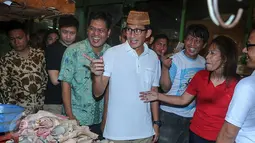 Wakil Gubernur terpilih DKI Jakarta Sandiaga Uno menyambangi Pasar Jatinegara, Jakarta Timur, Jumat (12/5). Selain menemui pedagang, Sandiaga Uno juga melaksanakan salat Jumat di Masjid Pasar Jatinegara. (Liputan6.com/Yoppy Renato)