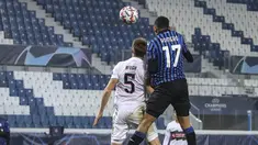 Bek Atalanta, Cristian Romero(17) mencetak gol ke gawang FC Midtjylland pada matchday kelima Grup D, Liga Champions di Atleti Azzurri d'Italia, Rabu (2/12/2020) dini hari WIB. Atalanta membuka peluang lolos ke babak 16 besar usai menahan imbang Midtjylland 1-1. (Stefano Nicoli/LaPresse via AP)