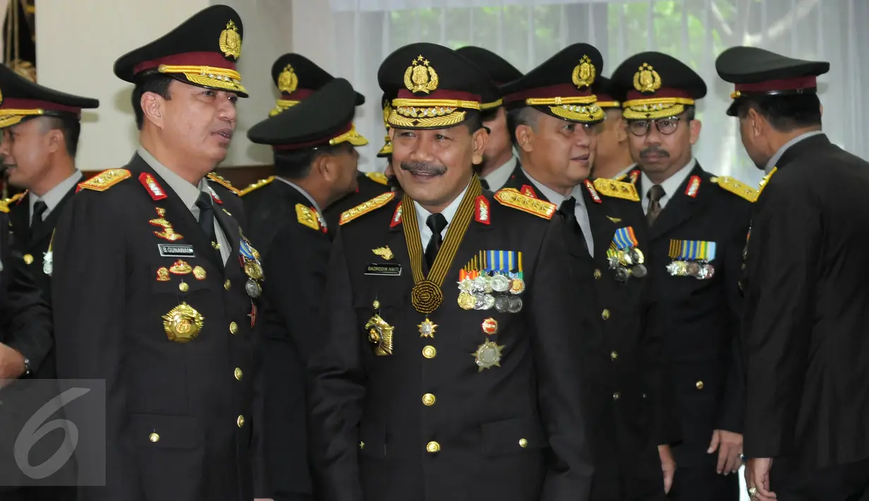 Kapolri Jenderal Badrodin Haiti usai upacara penyerahan tanda kehormatan Bintang Bhayangkara Pratama di Rupatama Mabes Polri, Jakarta, Selasa (21/6). Sebanyak 13 perwira bintang dua Polri dianugerahi tanda kehormatan tersebut. (Liputan6.com/Helmi Afandi)