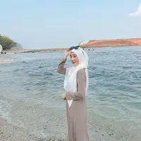 Potret Larissa Chou di pantai bergaya cantik (Instagram/@larissachou)