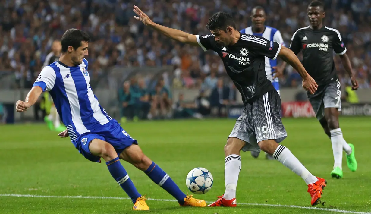 Penyerang Chelsea, Diego Costa berusaha melewati bek Porto, Ivan Marcano pada laga Liga Champions di Stadion Dragao, Portugal Rabu (30/9/2015). Porto Menang atas Chelsea dengan skor 2-1. (Reuters/Matthew Childs)