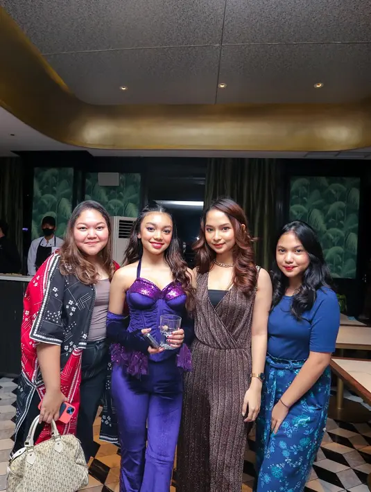 <p>Di ulang tahun ke-17, Naura juga mengambil tema halter top warna ungu dengan aksen bustier yang seksi dan fun. (Foto: Instagram @naura.ayu)</p>