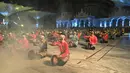 Penari membawakan tarian tradisional Rapa'i Geleng saat pembukaan Festival Ekonomi Syariah Sumatera di depan Masjid Raya Baiturrahman, Banda Aceh, Aceh, 4 Agustus 2022. (Chaideer MAHYUDDIN/AFP)