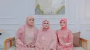 Tak ketinggalan, hijab segi empat dengan warna senada semakin melengkapi penampilannya yang anggun dan berkelas. [@tissabiani].