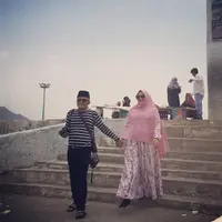 Kabar kurang baik datang dari komedian Entis Sutisna alias Sule. Komedian senior itu dikabarkan digugat cerai istrinya, Lina. Sidang perdana akan digelar pada 7 Juni mendatang. (Instagram/lina_sulestevent)