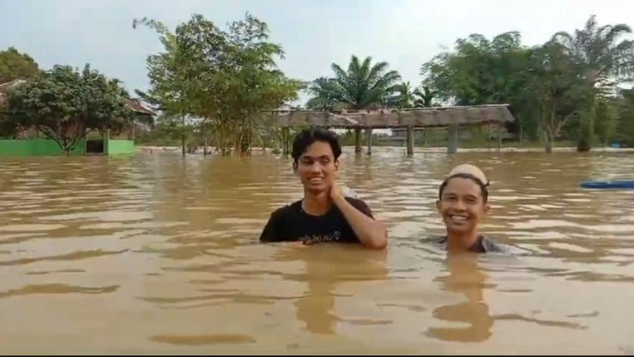 Kondisi banjir di pondok pesantren di Kabupaten Kampar.