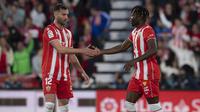 Selebrasi striker Almeria, El Bilal Toure (kanan) setelah mencetak gol ke gawang Barcelona pada laga Liga Spanyol 2022/2023 di Municipal Stadium of the Mediterranean Games, Almeria (26/2/2023). Almeria menjadi tim teranyar yang mampu menjebol gawang Barcelona di Liga Spanyol 2022/2023 tepatnya pada pekan ke-23 saat bertindak sebagai tuan rumah. Bahkan satu-satunya gol yang dicetak El Bilal Toure pada menit ke-24 tersebut membawa Almeria akhirnya memenangi laga 1-0. (AFP/Jorge Guerrero)