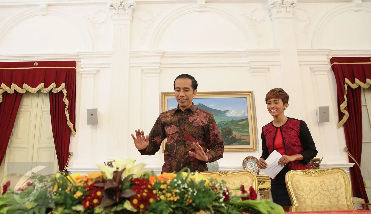 Presiden Jokowi (kiri) tersenyum saat melakukan Wawancara khusus di Istana Merdeka, Jakarta, Jumat (16/10/2015). Wawancara berhubungan dengan Pemerintahan Jokowi-JK genap berusia satu tahun pada 20 Oktober 2015 nanti. (Liputan6.com/Faizal Fanani)